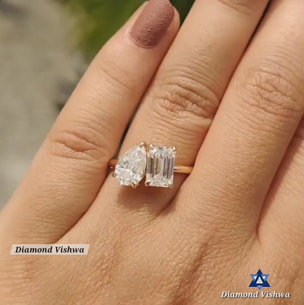 39e404ae97124e3ead80848a950df896.thumbnail.0000000000 2.75 CT Emerald and Pear Moissanite Toi et Moi Two Stone Engagement Ring - 925 Silver - Image 1